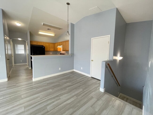 Building Photo - Cute 2 bed 2 bath townhouse with 1 car garage and washer and dryer in unit