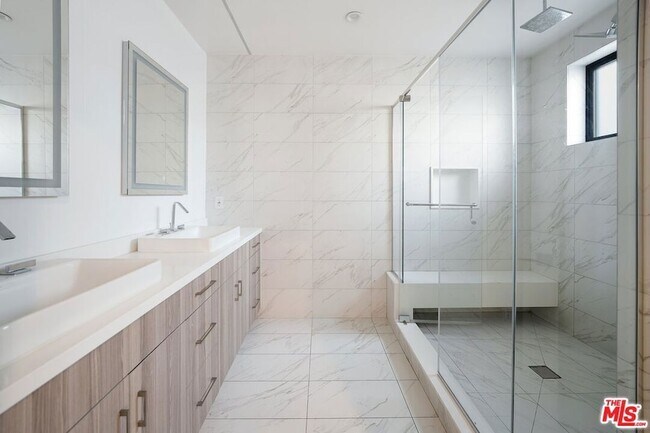 Building Photo - 735 N Gramercy Pl