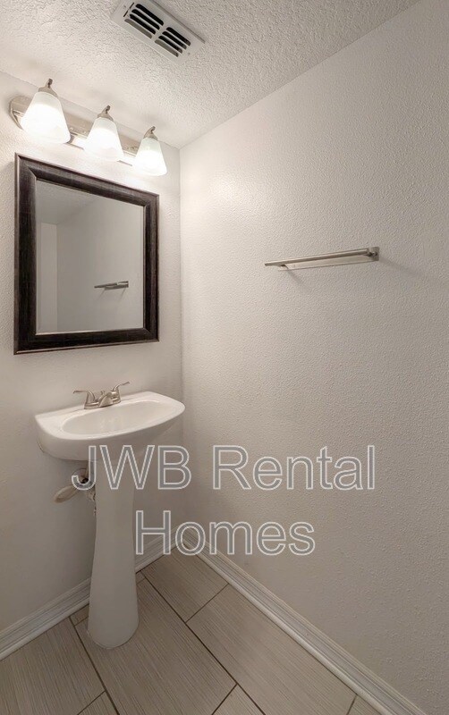 Building Photo - 5430 Shady Pine St S