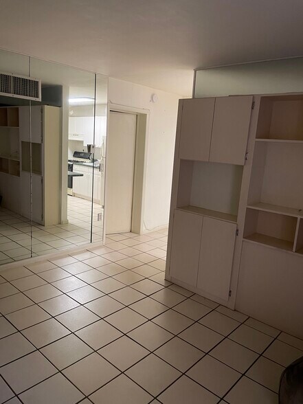 Building Photo - 465 S Royal Poinciana Blvd