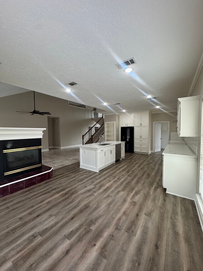 Building Photo - 201 Pebble Springs Ln