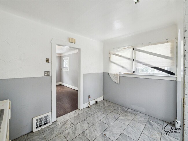 Building Photo - $1200 Bungalow