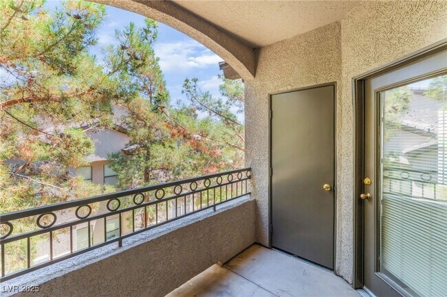 Building Photo - 8250 N Grand Canyon Dr