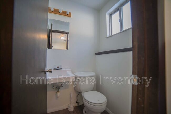 Building Photo - 536 Hyatt Ave