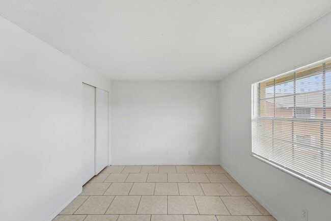 Building Photo - 1655 W Oak Ridge Rd