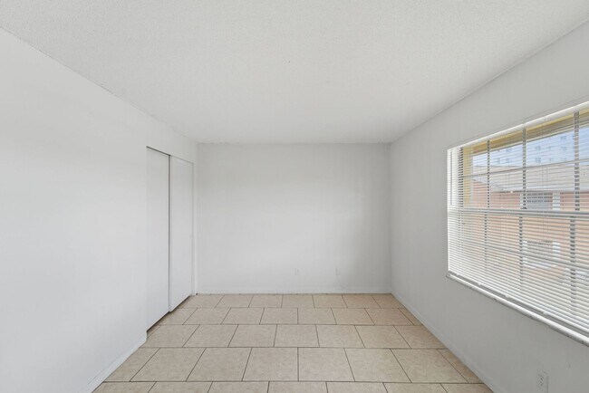 Building Photo - Modern & Spacious 2-Bedroom Apartment in Serene Oakridge Orlando