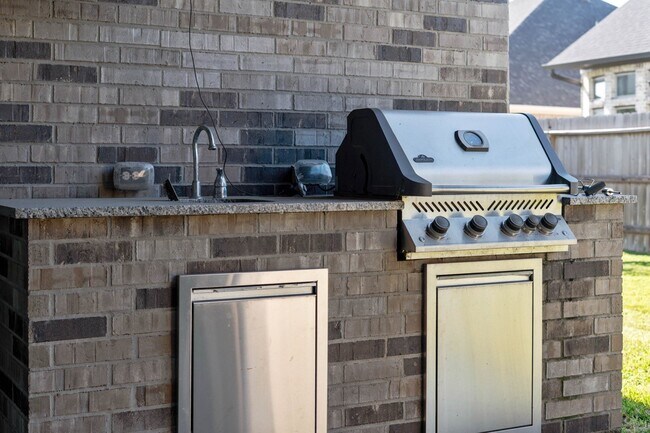 Building Photo - 2210 Bristlegrass Dr