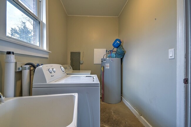 Building Photo - 108 Cottonwood Dr