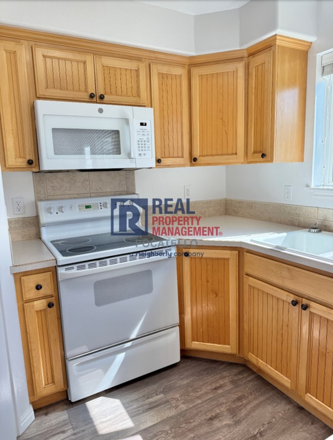 Building Photo - MOVE IN SPECIAL - 5 Bedroom 3.5 Bath Duple...