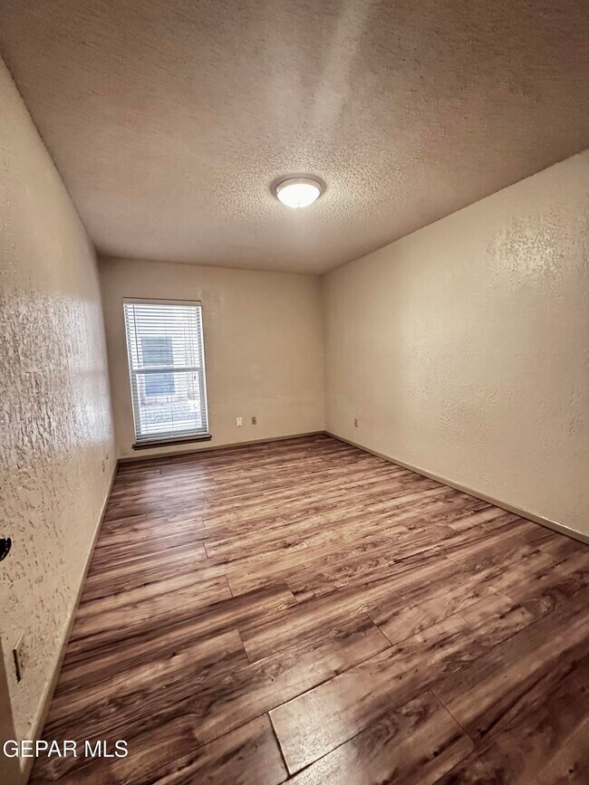 Building Photo - 4433 N Stanton St