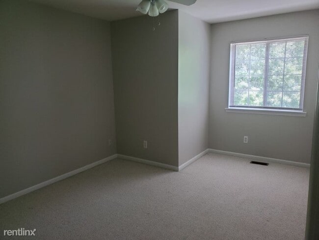 Building Photo - 3 br, 3 bath Condo - 16944 Farmington Rd