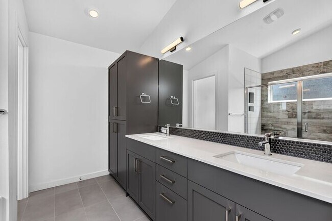 Building Photo - ULTRA-MODERN Air Conditioned Townhome in Beacon Hill (1st Month Free)