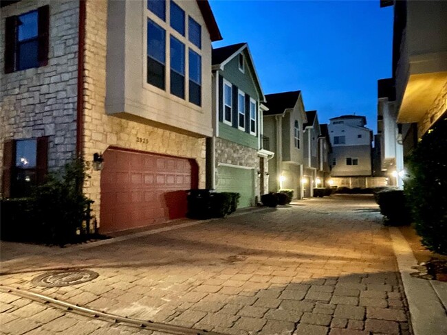 Building Photo - 2935 Clinton Dr