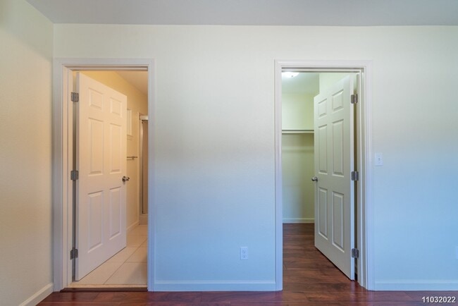 Building Photo - Available Now! Updated 3BR/2BA/2PKG unit i...