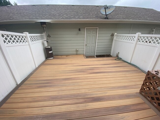 Building Photo - Beautiful 2 Bedroom 2 1/2 Bath Townhome in...