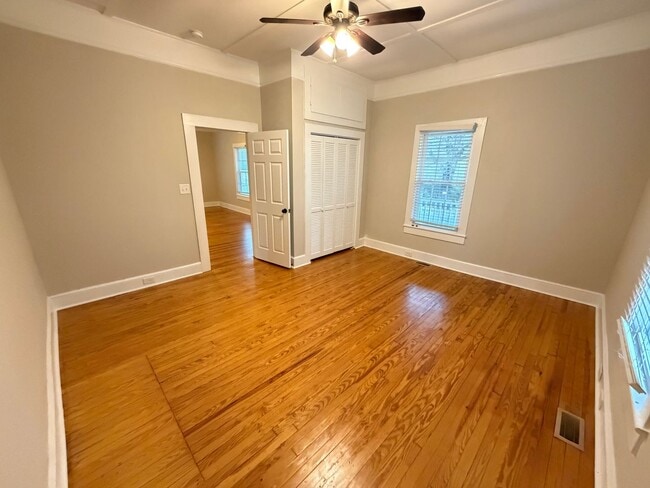 Building Photo - Inviting 2-Bedroom Home with Large Front Porch in KannapolisI’m