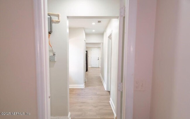Building Photo - 846 Baker Ave