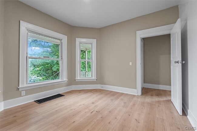 Building Photo - 712 Oak St