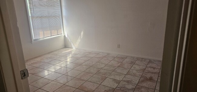 Building Photo - Quaint 2 story Townhome for rent