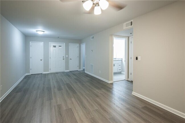 Building Photo - 3117 Colonial Way