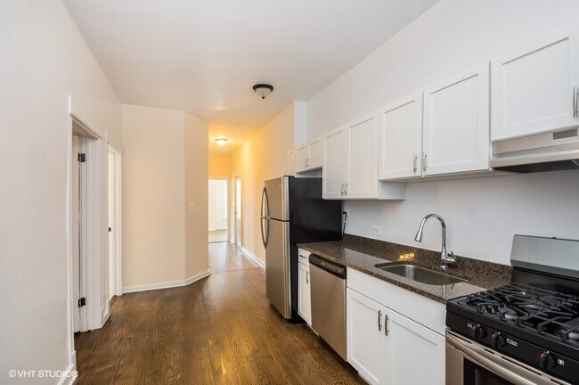 Building Photo - 1530 W Wilson Ave