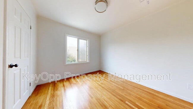 Building Photo - 2337 Judah St