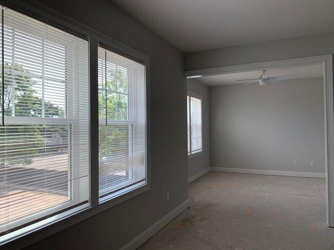 Building Photo - 840 Montauk Hwy