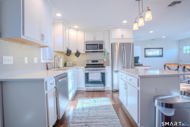 Building Photo - 348 Buckingham Ave