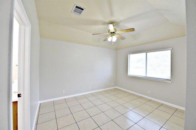 Building Photo - 904 Lantana Ln