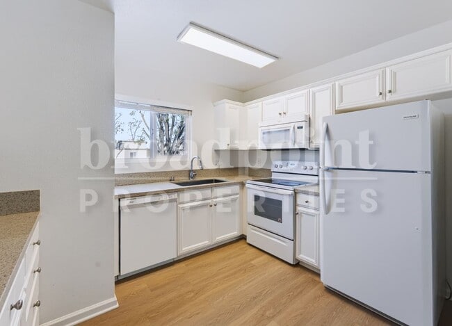 Building Photo - 2536 White Oak Pl
