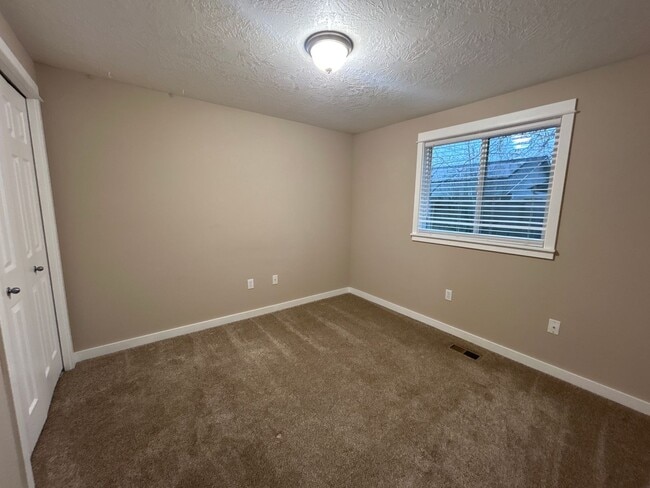 Building Photo - 3 Bedroom 2 Bathroom Knox Butte Home