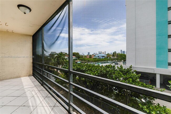 Building Photo - 2821 N Miami Beach Blvd
