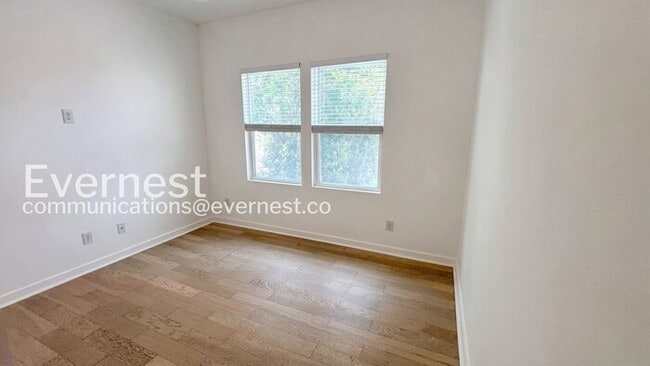 Building Photo - 3 Bed/2.5 Bath Home with Fenced Yard / Pet-Friendly / Available Now!
