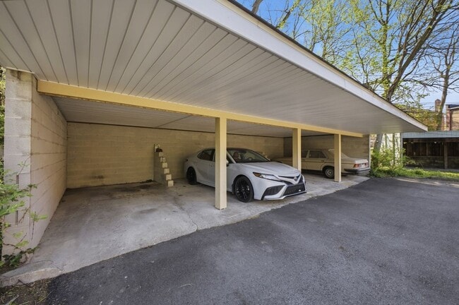 Building Photo - 25 W Tulane Rd