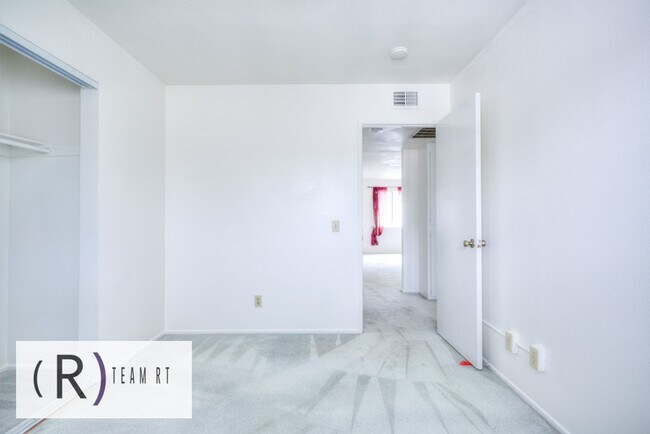 Building Photo - A Charming Condominium in a Quiet and Desi...