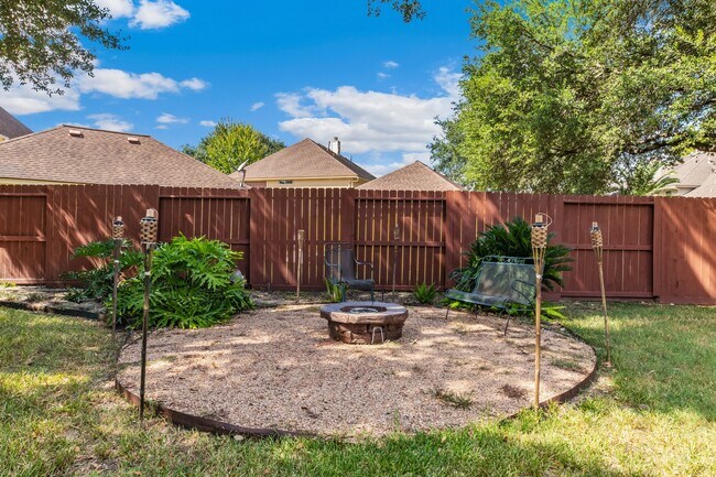 Building Photo - 15826 Jamie Lee Dr