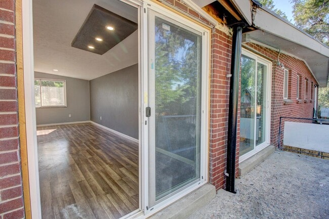 Building Photo - Remodeled 2 Bedroom in Lakewood! Great Loc...