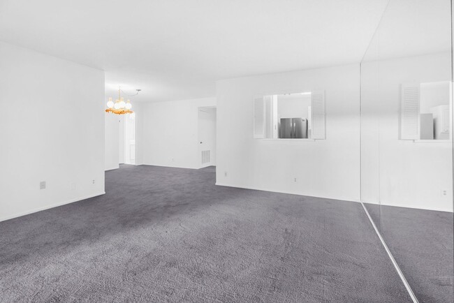Building Photo - Sunny Garden-Level Condo Minutes from Old ...