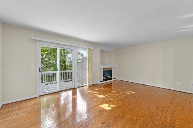 Building Photo - This move-in ready, professionally cleaned 3-bedroom, 3.5-bathroom townhouse in Reston Town Cente...