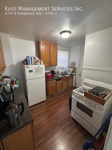 Building Photo - 6750 N Hermitage Ave