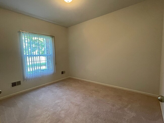 Building Photo - Shelby TWP 2-BR, 2-BA with Attached Garage, Lower Unit, Immediate Occupancy