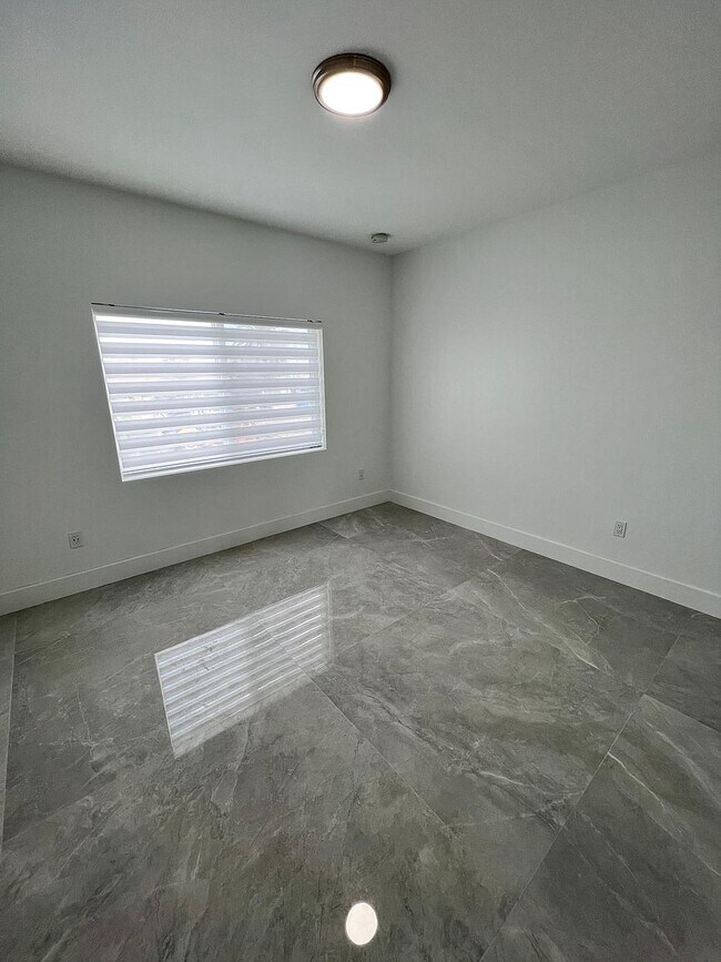 Building Photo - 229 W Seaview Cir