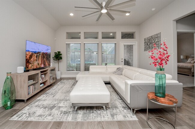 Building Photo - 6926 Myrtle Dr