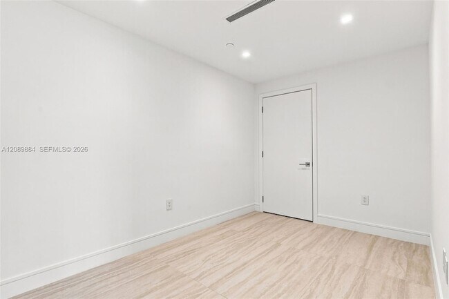 Building Photo - 2411 Laguna Cir