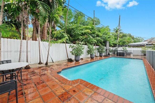 Building Photo - 200 W Mashta Dr