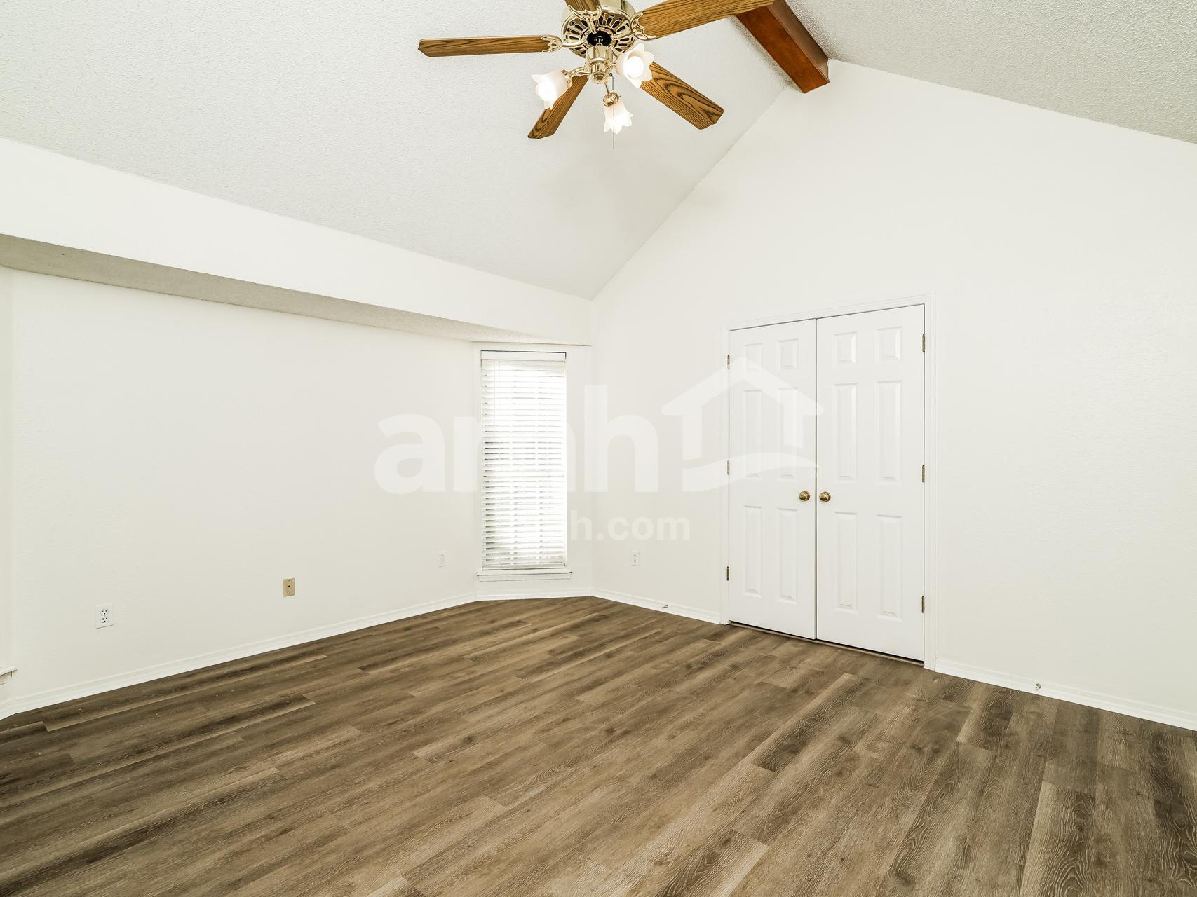 Building Photo - 1412 N Umbrella Ave