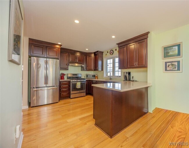 Building Photo - 105 Pine St