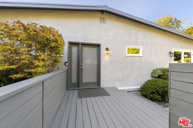 Building Photo - 2601 Nichols Canyon Rd