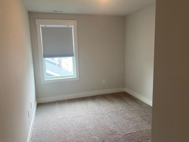 Building Photo - 686 Vine Pkwy