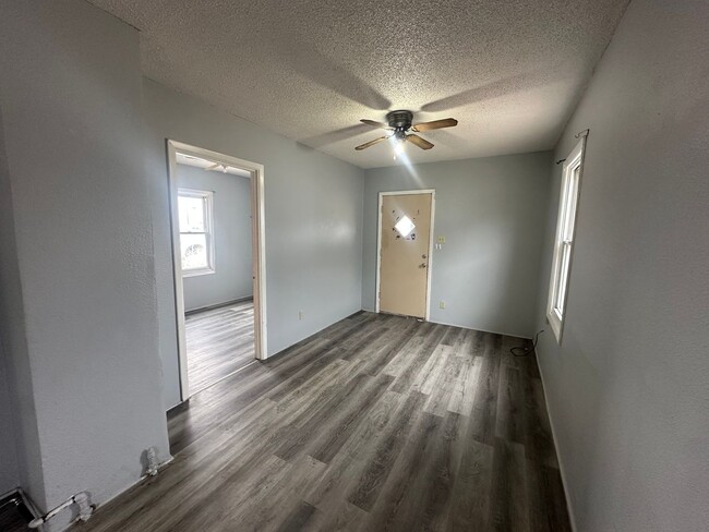 Building Photo - 2 bedroom, 1 bath home! Pet Friendly! Fenc...